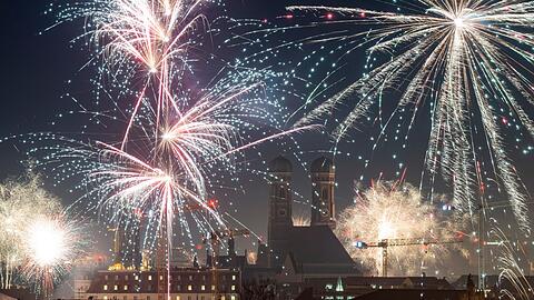 In der Silvesternacht beschäftigten viele Brände die Einsatzkräfte von Polizei und Feuerwehr. In der Silvesternacht beschäftigten viele Brände die Einsatzkräfte von Polizei und Feuerwehr.
