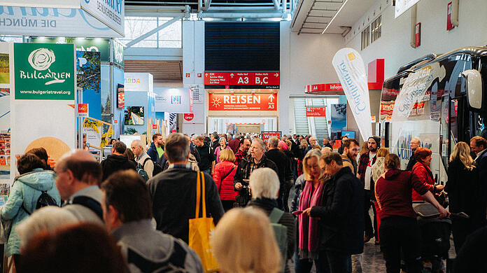 Am ersten Messetag stöbern die AZ-Reporterinnen durch die vielfältigen Angebote rund um Reisen, Outdoor und Sport. Ein großes Highlight der Messe ist das Rahmenprogramm: Dort probieren sie sich im Wassersport, Klettern und beim Radparcours.