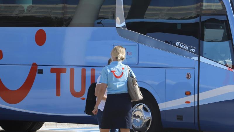 Eine TUI-Mitarbeiterin wartet am Flughafen Palma de Mallorca auf die ersten Reisenden. Eine TUI-Mitarbeiterin wartet am Flughafen Palma de Mallorca auf die ersten Reisenden.