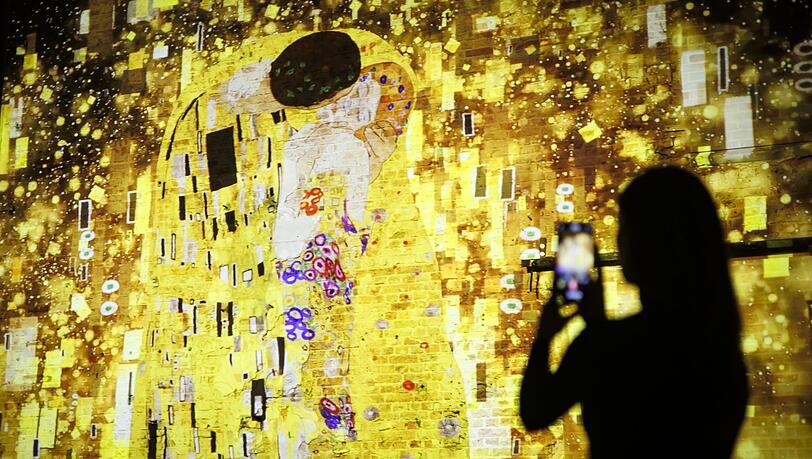 Die immersive Show "Klimts Kuss" bietet eine Reise durch das Wien um 1900, die Malerei des Jugendstilkünstlers löst sich freilich in ihre schimmernden Partikel auf. Die immersive Show "Klimts Kuss" bietet eine Reise durch das Wien um 1900, die Malerei des Jugendstilkünstlers löst sich freilich in ihre schimmernden Partikel auf.