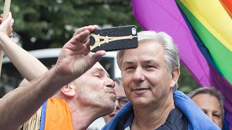 Berlins Ex-Bürgermeister Klaus Wowereit (r.) wird am 27. Juni im Rahmen des Christopher Street Days vor dem Brandenburger Tor ausgezeichnet. Berlins Ex-Bürgermeister Klaus Wowereit (r.) wird am 27. Juni im Rahmen des Christopher Street Days vor dem Brandenburger Tor ausgezeichnet.