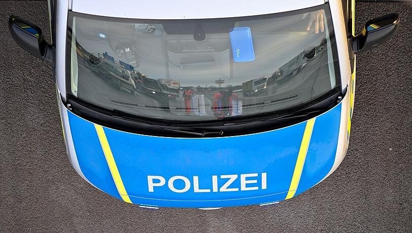 Ein Polizeiauto bei einem Einsatz Ein Polizeiauto bei einem Einsatz
