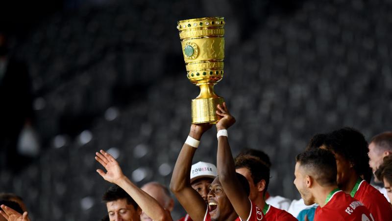 David Alaba jubelt mit der Trophäe nach dem Spiel. Foto: Annegret Hilse/Reuters/POOL/dpa/Archivbild David Alaba jubelt mit der Trophäe nach dem Spiel. Foto: Annegret Hilse/Reuters/POOL/dpa/Archivbild