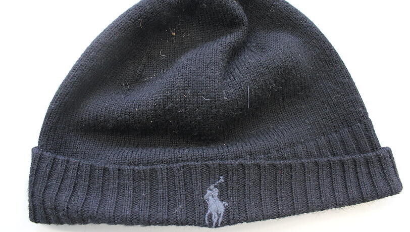 Einer der Täter verlor eine Wollmütze der Marke Ralph Lauren. Einer der Täter verlor eine Wollmütze der Marke Ralph Lauren.