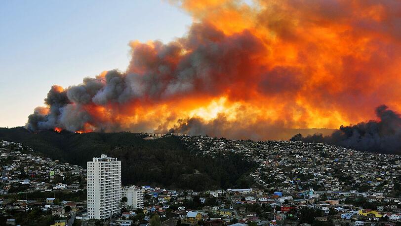 Eine Feuerwalze hat in der chilenischen Hafenstadt
Valparaíso mehrere Menschen das Leben gekostet und schwere Schäden
angerichtet. Seit Samstagnachmittag wütet der Großbrand. Bislang
kamen vier Menschen ums Leben Eine Feuerwalze hat in der chilenischen Hafenstadt
Valparaíso mehrere Menschen das Leben gekostet und schwere Schäden
angerichtet. Seit Samstagnachmittag wütet der Großbrand. Bislang
kamen vier Menschen ums Leben