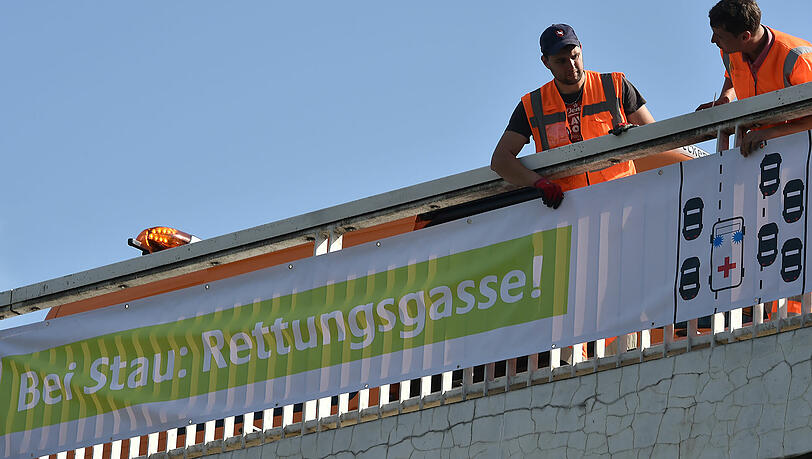 Missachtungen der Rettungsgasse werden seit 1.11. stärker bestraft. Missachtungen der Rettungsgasse werden seit 1.11. stärker bestraft.