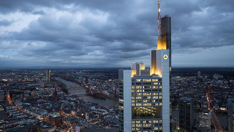 Die knapp 259 Meter hohe Zentrale der Commerzbank in Frankfurt. Die knapp 259 Meter hohe Zentrale der Commerzbank in Frankfurt.