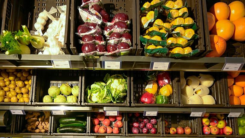 Auch Gemüse kann man noch nach Ladenschluss finden, bei 24/7-Supermärkten wie tegut, Late Bird Store oder Rewe toGo. Auch Gemüse kann man noch nach Ladenschluss finden, bei 24/7-Supermärkten wie tegut, Late Bird Store oder Rewe toGo.