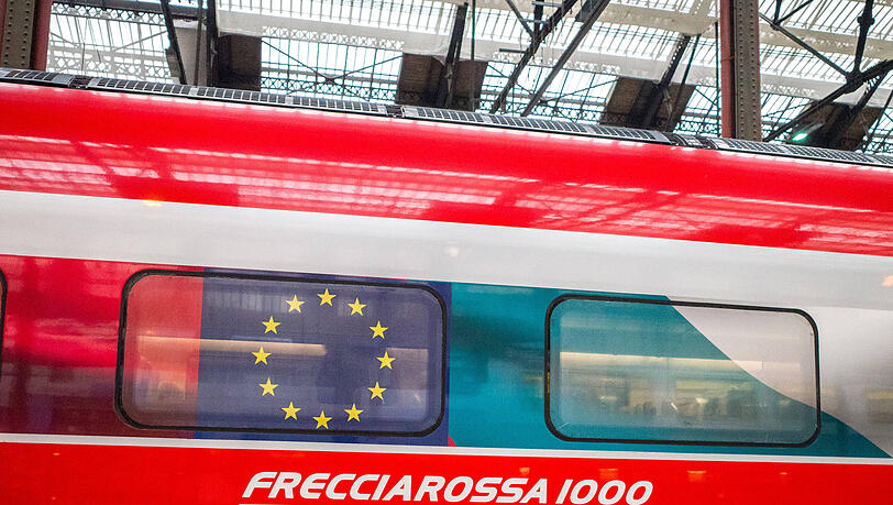 Der Hochgeschwindigkeitszug Frecciarossa 1000 von Trenitalia im Gare de Lyon in Paris. Der Hochgeschwindigkeitszug Frecciarossa 1000 von Trenitalia im Gare de Lyon in Paris.
