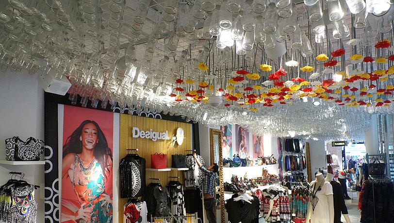 Farbenfroh wie die Entwürfe: Das Innere der Desigual-Filiale. Farbenfroh wie die Entwürfe: Das Innere der Desigual-Filiale.