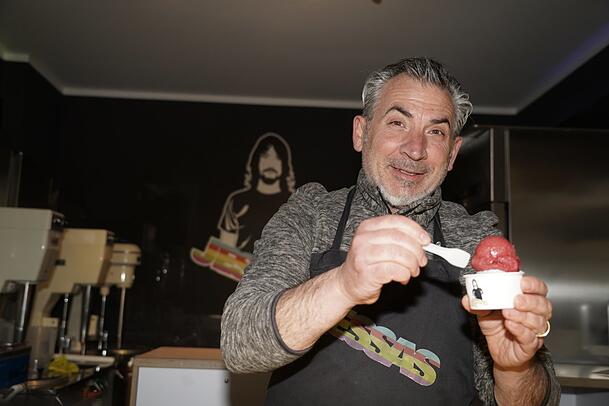 Renato Vanzillotta mit Jessas Eis. Renato Vanzillotta mit Jessas Eis.