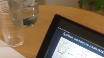 Lina beim Onlineunterricht aus der Ukraine, die Lehrerin unterrichtet anfangs noch zwei Stunden am Tag aus dem Luftschutzkeller. Lina beim Onlineunterricht aus der Ukraine, die Lehrerin unterrichtet anfangs noch zwei Stunden am Tag aus dem Luftschutzkeller.