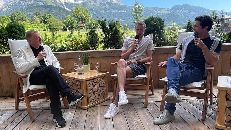 Boris Becker (l.) im Gespräch mit den Zverev-Brüdern für deren neuen Podcast "A bis Z". Boris Becker (l.) im Gespräch mit den Zverev-Brüdern für deren neuen Podcast "A bis Z".