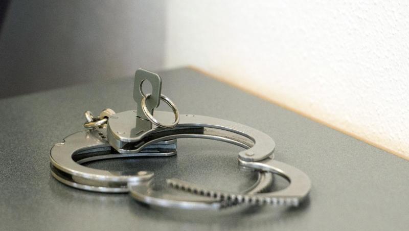 Handschellen liegen auf einem Tisch. Foto: Armin Weigel/dpa/Symbolbild Handschellen liegen auf einem Tisch. Foto: Armin Weigel/dpa/Symbolbild