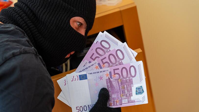 Räuber findet Bargeld in einer Wohnung (Symbolbild) Räuber findet Bargeld in einer Wohnung (Symbolbild)