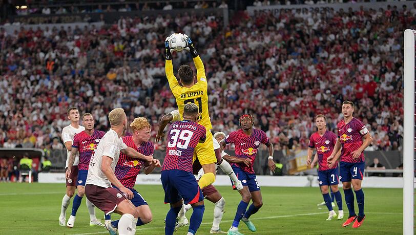 RB-Keeper Janis Blaswich fängt sicher ab. So endeten zumeist die Eckbälle des FC Bayern im DFL-Supercup. RB-Keeper Janis Blaswich fängt sicher ab. So endeten zumeist die Eckbälle des FC Bayern im DFL-Supercup.
