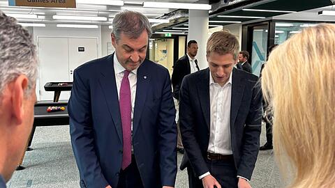Der Ministerpräsident Markus Söder und der neue Münchner Oberbürgermeister Dominik Krause können zumindest zusammen kickern. Gegen Amazon-Chef Rocco Bräuniger und Arbeitsministerin Scharf haben sie 1:0 gewonnen. Der Ministerpräsident Markus Söder und der neue Münchner Oberbürgermeister Dominik Krause können zumindest zusammen kickern. Gegen Amazon-Chef Rocco Bräuniger und Arbeitsministerin Scharf haben sie 1:0 gewonnen.