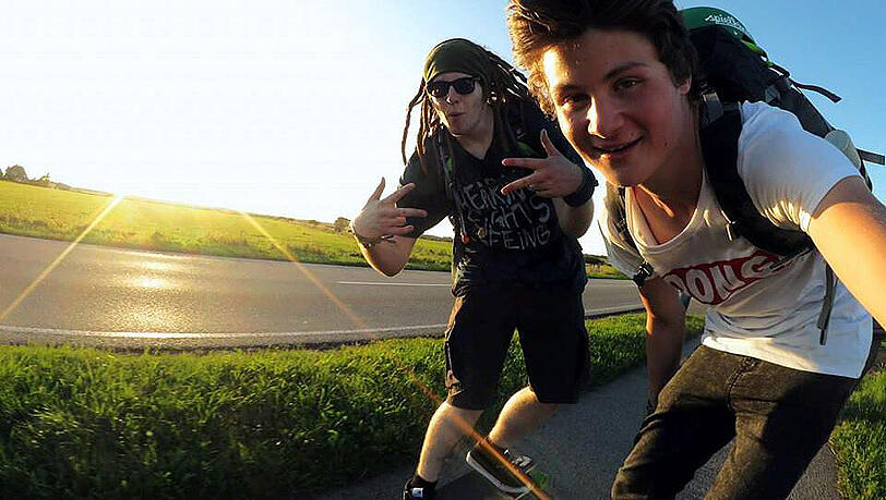 Simon Unge (l) und Felix von der Laden am Montag auf ihren Longboards bei Kronach. Simon Unge (l) und Felix von der Laden am Montag auf ihren Longboards bei Kronach.