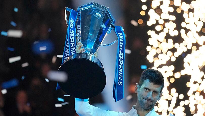 Novak Djokovic zog mit seinem sechsten Erfolg bei den ATP Finals mit Roger Federer gleich. Novak Djokovic zog mit seinem sechsten Erfolg bei den ATP Finals mit Roger Federer gleich.