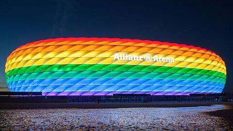 Die Allianz Arena erstrahlt anlässlich des Christopher Street Days in den Regenbogenfarben, die Zeichen der queeren Bewegung sind. Die Allianz Arena erstrahlt anlässlich des Christopher Street Days in den Regenbogenfarben, die Zeichen der queeren Bewegung sind.