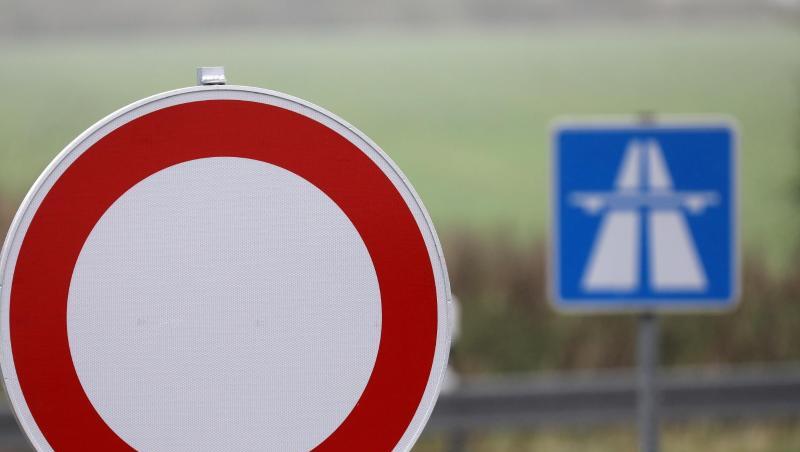 Ein Schild weist auf eine Sperrung Autobahnsperrung hin. Foto: Bernd Wüstneck/Archiv Ein Schild weist auf eine Sperrung Autobahnsperrung hin. Foto: Bernd Wüstneck/Archiv