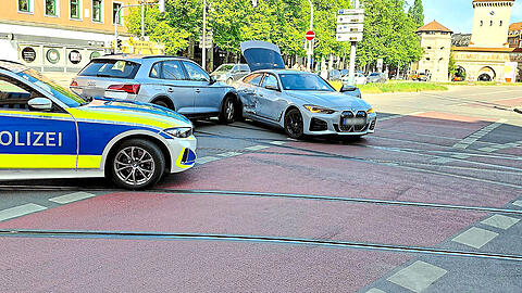 Die beiden Unfallfahrzeige auf der Kreuzung. Davor steht ein Streifenwagen der Polizei. Die beiden Unfallfahrzeige auf der Kreuzung. Davor steht ein Streifenwagen der Polizei.