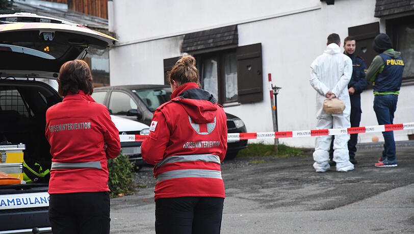 Die Polizei fand in dem Haus die fünf Leichen. Die Polizei fand in dem Haus die fünf Leichen.