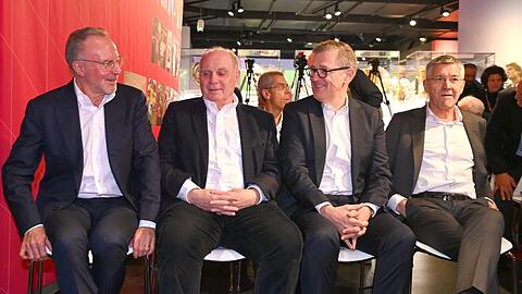 Die beiden Aufsichtsräte Karl Heinz Rummenige und Uli Hoeneß neben dem Vorstandsvorsitzenden Jan Christian Dreesen und Klubpräsident Herbert Hainer (v.l.). Die beiden Aufsichtsräte Karl Heinz Rummenige und Uli Hoeneß neben dem Vorstandsvorsitzenden Jan Christian Dreesen und Klubpräsident Herbert Hainer (v.l.).