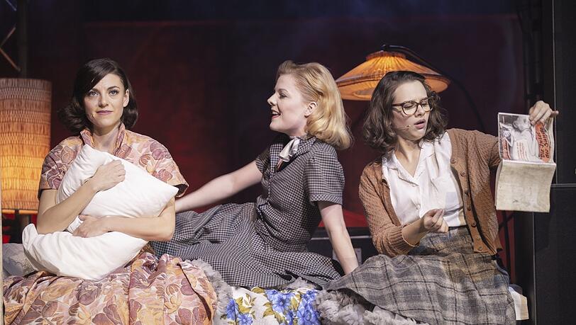 Das Musical "Ku'damm 56" erzählt die Geschichte dreier junger Frauen (Pamina Lenn, Isabel Waltsgott, Sandra Leitner) in der frühen Bundesrepublik. Das Musical "Ku'damm 56" erzählt die Geschichte dreier junger Frauen (Pamina Lenn, Isabel Waltsgott, Sandra Leitner) in der frühen Bundesrepublik.