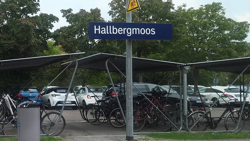 Tatort S-Bahn-Halt Hallbergmoos: Unter dem dringenden Tatverdacht, eine 19-jährige Frau stundenlang vergewaltigt zu haben, ist ein 25-jähriger Mann festgenommen worden. Die Kriminalpolizei Erding ermittelt. Tatort S-Bahn-Halt Hallbergmoos: Unter dem dringenden Tatverdacht, eine 19-jährige Frau stundenlang vergewaltigt zu haben, ist ein 25-jähriger Mann festgenommen worden. Die Kriminalpolizei Erding ermittelt.