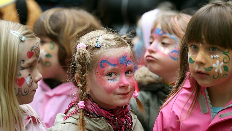 Bunte Bemalungen im Gesicht finden Kinder nicht nur zu Fasching toll – aber die Schminkprodukte sind oft alles andere als harmlos. Bunte Bemalungen im Gesicht finden Kinder nicht nur zu Fasching toll – aber die Schminkprodukte sind oft alles andere als harmlos.