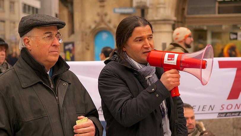 Der Linken-Stadtrat Orhan Akman (r.) mit Megafon bei einer Kundgebung auf dem Marienplatz. Der Linken-Stadtrat Orhan Akman (r.) mit Megafon bei einer Kundgebung auf dem Marienplatz.