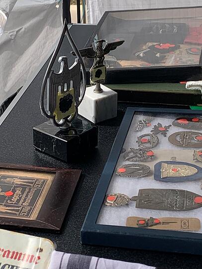 Ein Verkäufer bietet NS-Devotionalien an beim Riesenflohmarkt auf der Theresienwiese. Ein Verkäufer bietet NS-Devotionalien an beim Riesenflohmarkt auf der Theresienwiese.