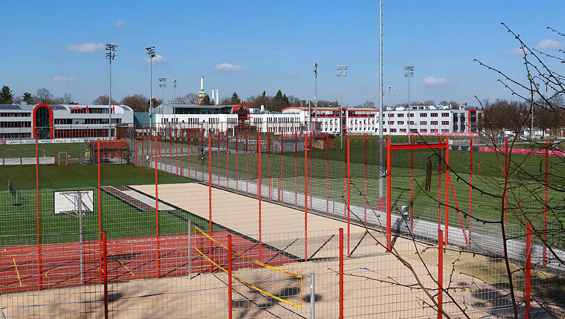 Das (noch) menschenleere Trainingsgelände des FC Bayern. Ab Montag rollt hier wieder, zumindest eingeschränkt, der Ball. Das (noch) menschenleere Trainingsgelände des FC Bayern. Ab Montag rollt hier wieder, zumindest eingeschränkt, der Ball.