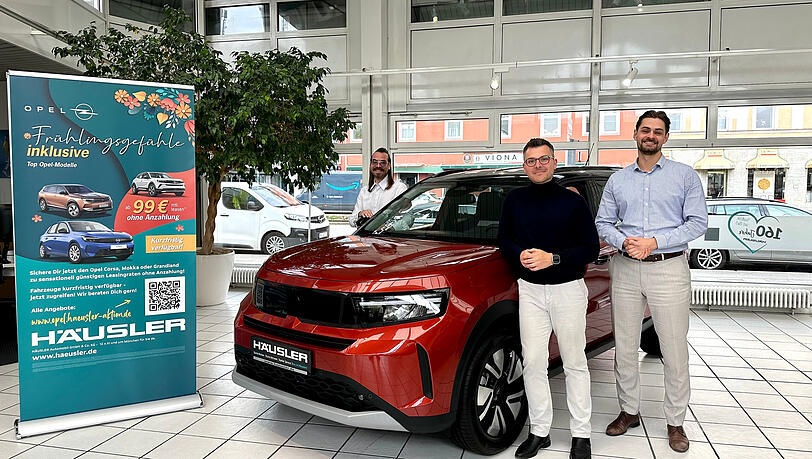 Die Häusler-Verkaufsberater David Meßmer, Aramis Sacanell und Yannik Thomsen mit dem neuen Opel Frontera. Die Häusler-Verkaufsberater David Meßmer, Aramis Sacanell und Yannik Thomsen mit dem neuen Opel Frontera.