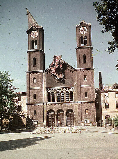 Die zerstörte neugotische Fassade der Klosterkirche St. Anna im Lehel, Ende April 1944: Diese Aufnahme von Eva Bollert ist durch die Zensur des NS-Propagandaministeriums gerutscht. Die zerstörte neugotische Fassade der Klosterkirche St. Anna im Lehel, Ende April 1944: Diese Aufnahme von Eva Bollert ist durch die Zensur des NS-Propagandaministeriums gerutscht.