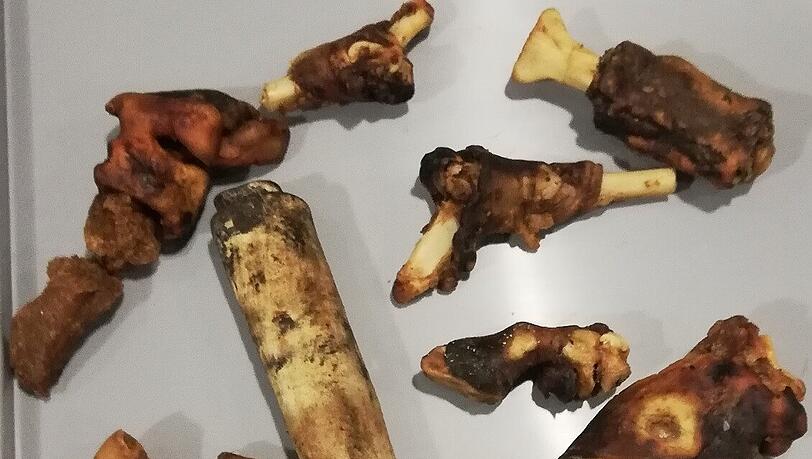 Das im Gepäck einer Familie aufgefundene Fleisch. Das im Gepäck einer Familie aufgefundene Fleisch.