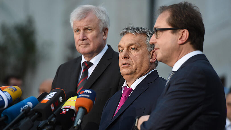 Viktor Orban (Mitte) zu Besuch bei der CSU-Fraktion im Kloster Seeon. Viktor Orban (Mitte) zu Besuch bei der CSU-Fraktion im Kloster Seeon.