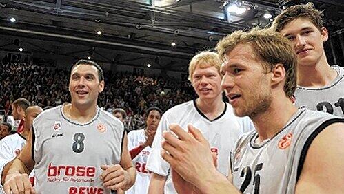 Beialler euphorie über den Sieg gegen Piräus: Bambergs Anton Gavel (Nummer 25) warnt vor Gießen. Beialler euphorie über den Sieg gegen Piräus: Bambergs Anton Gavel (Nummer 25) warnt vor Gießen.