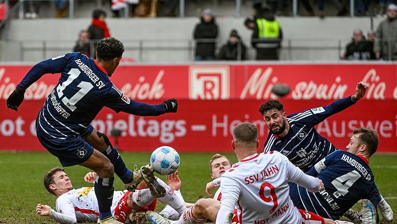 Viel Kampf zwischen Jahn Regensburg und Hamburger SV. Viel Kampf zwischen Jahn Regensburg und Hamburger SV.