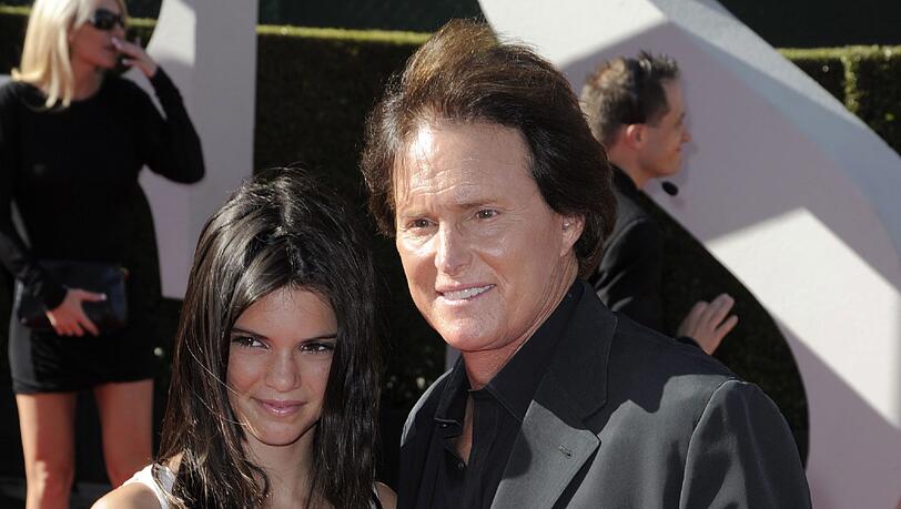 Bruce Jenner (hier mit seiner Tochter Kendall im Jahr 2009) war am Samstag in einen tödlichen Autounfall verwickelt. Bruce Jenner (hier mit seiner Tochter Kendall im Jahr 2009) war am Samstag in einen tödlichen Autounfall verwickelt.