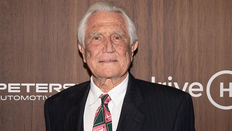 George Lazenby will sich aus der Öffentlichkeit zurückziehen und mehr Zeit mit seiner Familie verbringen. George Lazenby will sich aus der Öffentlichkeit zurückziehen und mehr Zeit mit seiner Familie verbringen.