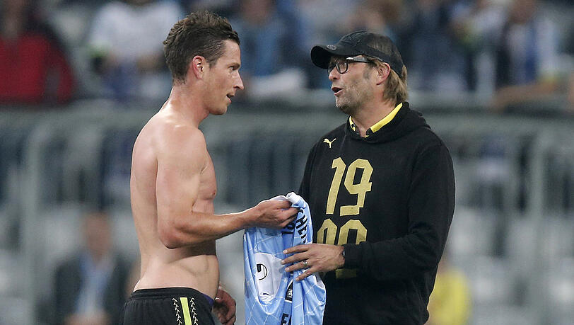 Nach dem Spiel lässt sich BVB-Trainer Jürgen Klopp von Rob Friend sein persönliches Wiesn-Trikot geben. Nach dem Spiel lässt sich BVB-Trainer Jürgen Klopp von Rob Friend sein persönliches Wiesn-Trikot geben.