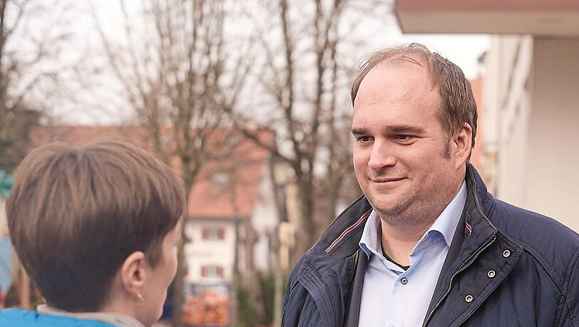 Auf einem Wochenmarkt in Großhadern verteilt der SPD-Kandidat Sebastian Roloff Flyer. Eigentlich lebt er in Giesing. Doch sein Wahlkreis, der Münchner Süden, ist groß und vielfältig. Auf einem Wochenmarkt in Großhadern verteilt der SPD-Kandidat Sebastian Roloff Flyer. Eigentlich lebt er in Giesing. Doch sein Wahlkreis, der Münchner Süden, ist groß und vielfältig.