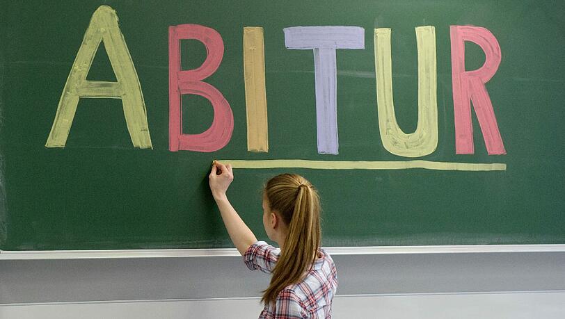 Dichter Lernstoff, ständig Prüfungen – für viele Gymnasiasten in Bayern ist der Weg zum Abi purer Stress. Dichter Lernstoff, ständig Prüfungen – für viele Gymnasiasten in Bayern ist der Weg zum Abi purer Stress.