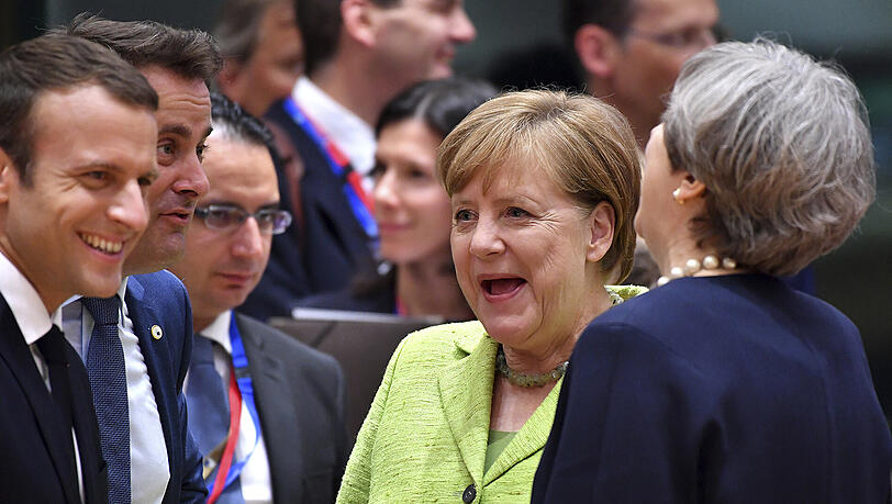 Trotz vieler Krisen gut gelaunt (vl.l.): Frankreichs Präsident Emmanuel Macron, Kanzlerin Angela Merkel und die britische Premierministerin Theresa May in Brüssel. Trotz vieler Krisen gut gelaunt (vl.l.): Frankreichs Präsident Emmanuel Macron, Kanzlerin Angela Merkel und die britische Premierministerin Theresa May in Brüssel.