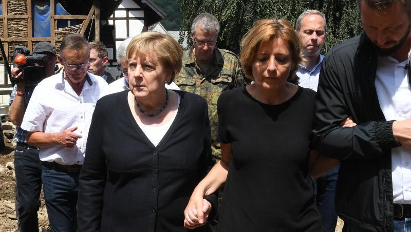 Kanzlerin im Katastrophengebiet: Begleitet von Rheinland-Pfalz' Ministerpräsidentin Malu Dreyer hat Angela Merkel den Hochwasser-Hotspot Schuld besucht. Kanzlerin im Katastrophengebiet: Begleitet von Rheinland-Pfalz' Ministerpräsidentin Malu Dreyer hat Angela Merkel den Hochwasser-Hotspot Schuld besucht.