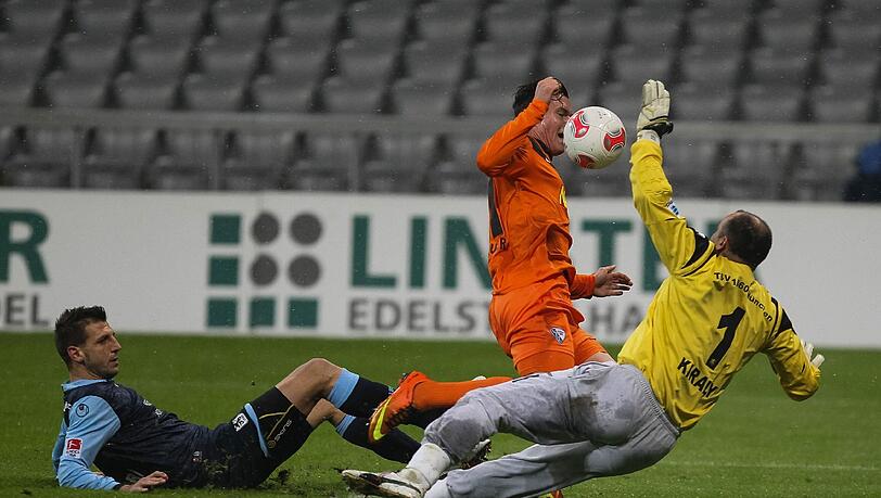 Guillermo Vallori (I.) und Torwart Gabor Kiraly (r.) kommen zu spät, Bochums Kevin Scheidhauer trifft zum 1:0. Mit dem Ellbogen. Das Tor zählt trotzdem. Guillermo Vallori (I.) und Torwart Gabor Kiraly (r.) kommen zu spät, Bochums Kevin Scheidhauer trifft zum 1:0. Mit dem Ellbogen. Das Tor zählt trotzdem.