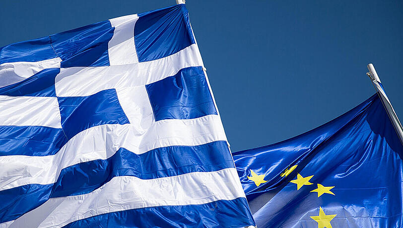 Die griechische Flagge weht zwischen zwei Europafahnen in Athen. Die griechische Flagge weht zwischen zwei Europafahnen in Athen.