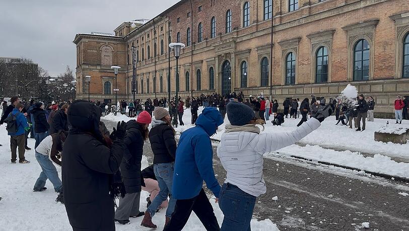 Nach einem Aufruf in den Sozialen Medien haben sich mehrere Hundert Menschen vor der Alten Pinakothek an einer Schneeballschlacht beteiligt. Nach einem Aufruf in den Sozialen Medien haben sich mehrere Hundert Menschen vor der Alten Pinakothek an einer Schneeballschlacht beteiligt.